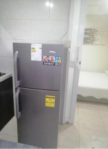 einen Kühlschrank in einer Küche mit Aufklebern darauf in der Unterkunft San San Andrés Little House 3 by BBBSAI in San Andrés