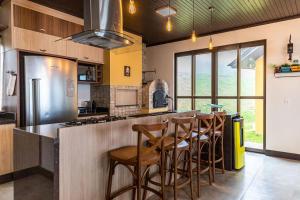 Η κουζίνα ή μικρή κουζίνα στο Recanto das Carpas - Condominio Altos da Serra