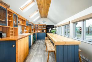 布里斯托的住宿－Hudson house，厨房配有蓝色橱柜和木制台面