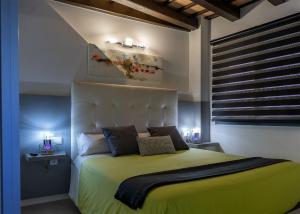 A bed or beds in a room at Apartaments y Habitacions Entre Volcans Még 37 kép