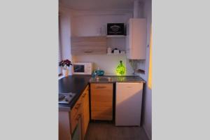 A kitchen or kitchenette at No°21 Apartman