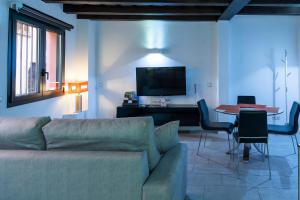 A television and/or entertainment centre at Apartaments y Habitacions Entre Volcans