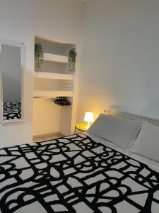 1 dormitorio con 1 cama en blanco y negro en Costantino Home, en Pompeya