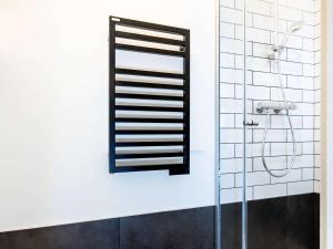 波城的住宿－Ibis Pau Centre，一间带镜子和淋浴的浴室