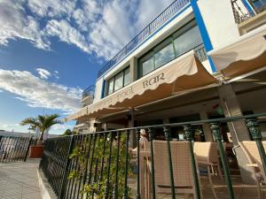 Ein Balkon oder eine Terrasse in der Unterkunft Billy's Beachfront Apartment with pool access