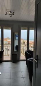TV a/nebo společenská místnost v ubytování Studio à 50m des plages "Le Bella Vista"