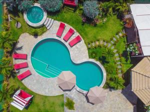 uma vista superior de uma piscina num quintal em Xainã Pousada de Charme em Cumbuco