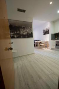 ein Wohnzimmer mit einem Tisch und einem Gemälde an der Wand in der Unterkunft Roger De Lluria Design Apartment in Barcelona