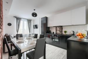 Kuchyňa alebo kuchynka v ubytovaní oompH Warsaw Central Premium Apartments