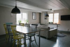 a living room with a table and chairs and a couch at Visby Logi & Vandrarhem in Visby