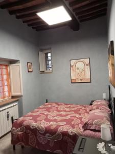 Łóżko lub łóżka w pokoju w obiekcie La grotta nel borgo
