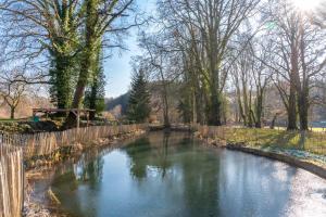 Foto da galeria de Les chambres du Domaine du Vieux Château em Abbaye dʼOrval