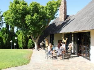 Κήπος έξω από το Okajo Safari Lodge