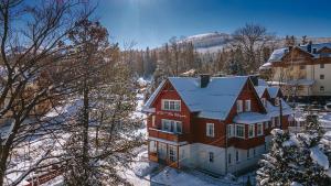 uma vista aérea de uma casa na neve em Hotel Willa Odkrywców em Szklarska Poręba