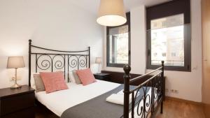 Postel nebo postele na pokoji v ubytování RAMBLA BEACH Barcelonastuff Apartments