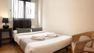 Łóżko lub łóżka w pokoju w obiekcie RAMBLA BEACH Barcelonastuff Apartments