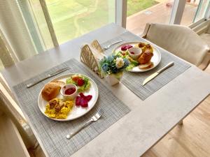 恆春的住宿－小粉舍輕旅 Pinky Promise Villa｜墾丁夢幻島 漂浮早餐 ，桌上的两盘早餐食品