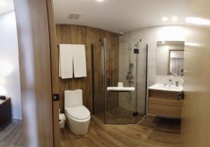 Kylpyhuone majoituspaikassa Regatta Living Hotel By Mint