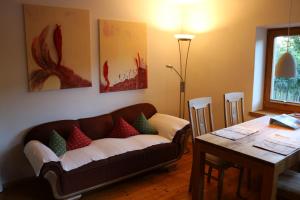 a living room with a couch and a table at Ferienwohnung Heer in Marquartstein