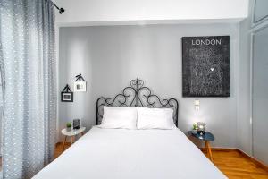 1 dormitorio con 1 cama con colcha en blanco y negro en Acropolis Area Flat, en Atenas