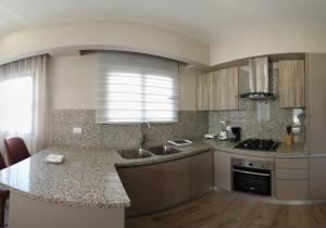 A cozinha ou cozinha compacta de Regatta Living Hotel By Mint