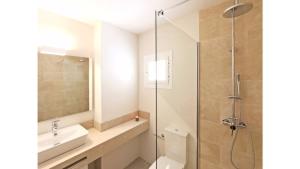 een badkamer met een douche en een wastafel bij Apartamentos Sema in Son Servera