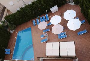 an overhead view of a building with umbrellas and a swimming pool at Apartamentos Sema in Son Servera