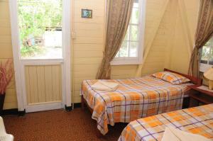 Un pat sau paturi într-o cameră la Coconut Paradise Lodge