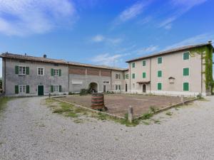 a large building with a yard in front of it at Apartment Tenuta Naiano Raffaello in Cavaion Veronese