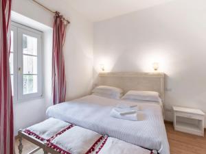 a bedroom with two beds and a window at Apartment Tenuta Naiano Raffaello in Cavaion Veronese