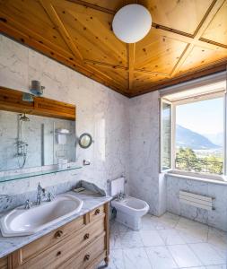 Ett badrum på QC Terme Grand Hotel Bagni Nuovi