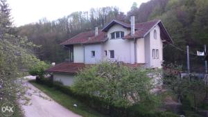 ein weißes Haus mitten auf einer Straße in der Unterkunft Vila Ratković in Banja Luka