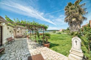 Zahrada ubytování Apartments and Rooms Ana Pomer 217