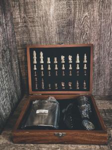 una caja de madera con un grupo de piezas de ajedrez en 綠島 閱光海背包輕旅 體驗自潛 導潛 船票代訂 en Nan-liao-ts'un