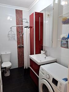 łazienka z umywalką i pralką w obiekcie CAPISTRANO PUEBLO 106A Menyber w mieście Nerja