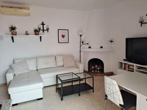 Telewizja i/lub zestaw kina domowego w obiekcie CAPISTRANO PUEBLO 106A Menyber