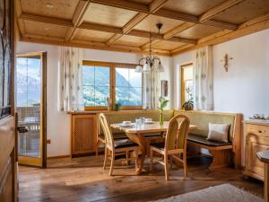 comedor con mesa y sillas en Haus Ausblick en Wenns