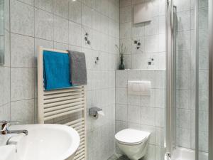 Baño blanco con aseo y lavamanos en Haus Ausblick en Wenns