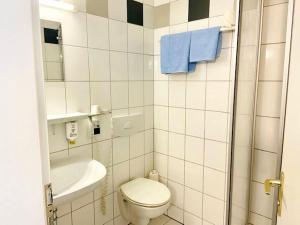 un piccolo bagno con servizi igienici e lavandino di City Hotel a Eisenach