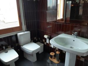 Koupelna v ubytování Habitaciones en Villa Coliving Casa Rural + 37 fotografií