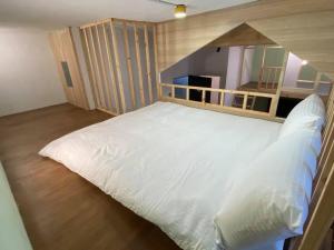 Voodi või voodid majutusasutuse 躲貓貓溜滑梯親子包棟民宿 toas