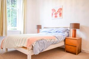 1 dormitorio con 1 cama, 2 lámparas y ventana en Lovely Sunny 2 Bed Home Edinburgh Coast, en Edimburgo