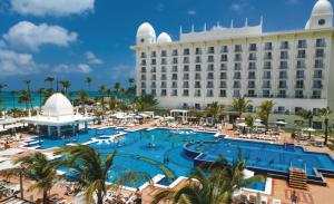 Blick auf das Resort mit großem Pool in der Unterkunft Riu Palace Aruba - All Inclusive in Palm-Eagle Beach