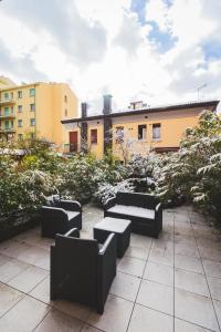 grupa ławek siedzących na patio w obiekcie GetTheKey S.Felice Suites w Bolonii