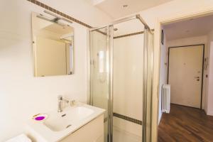 łazienka z umywalką i prysznicem w obiekcie GetTheKey S.Felice Suites w Bolonii +23 zdjęcia