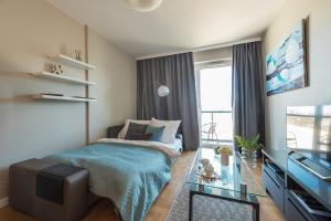 Televízia a/alebo spoločenská miestnosť v ubytovaní Konstruktorska P&O Serviced Apartments