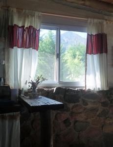 een woonkamer met een bank en een groot raam bij Casa Tai - La Crucecita in Godoy Cruz