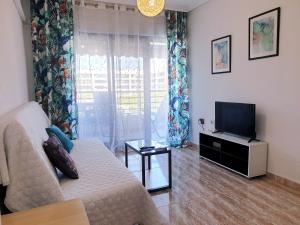 Televízia a/alebo spoločenská miestnosť v ubytovaní Apartamento Porticada