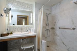 Baðherbergi á InterContinental Tegucigalpa at Multiplaza Mall by IHG