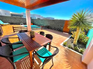 un patio con mesa y sillas en una terraza en Villa Arianne, en Playa Blanca